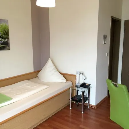 ホテル Garni Am Goetheplatz Bad Münster am Stein-Ebernburg