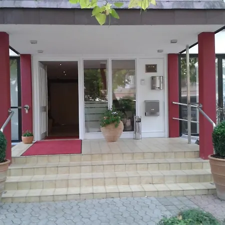 Отель Garni Am Goetheplatz Бад-Мюнстер-на-Штайн-Эбернбурге
